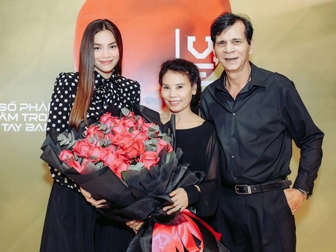 Sao việt 24h phụ huynh hồ ngọc hà khoe ảnh tình tứ bố ruột lai pháp 72 tuổi vẫn phong độ như minh tinh - 4