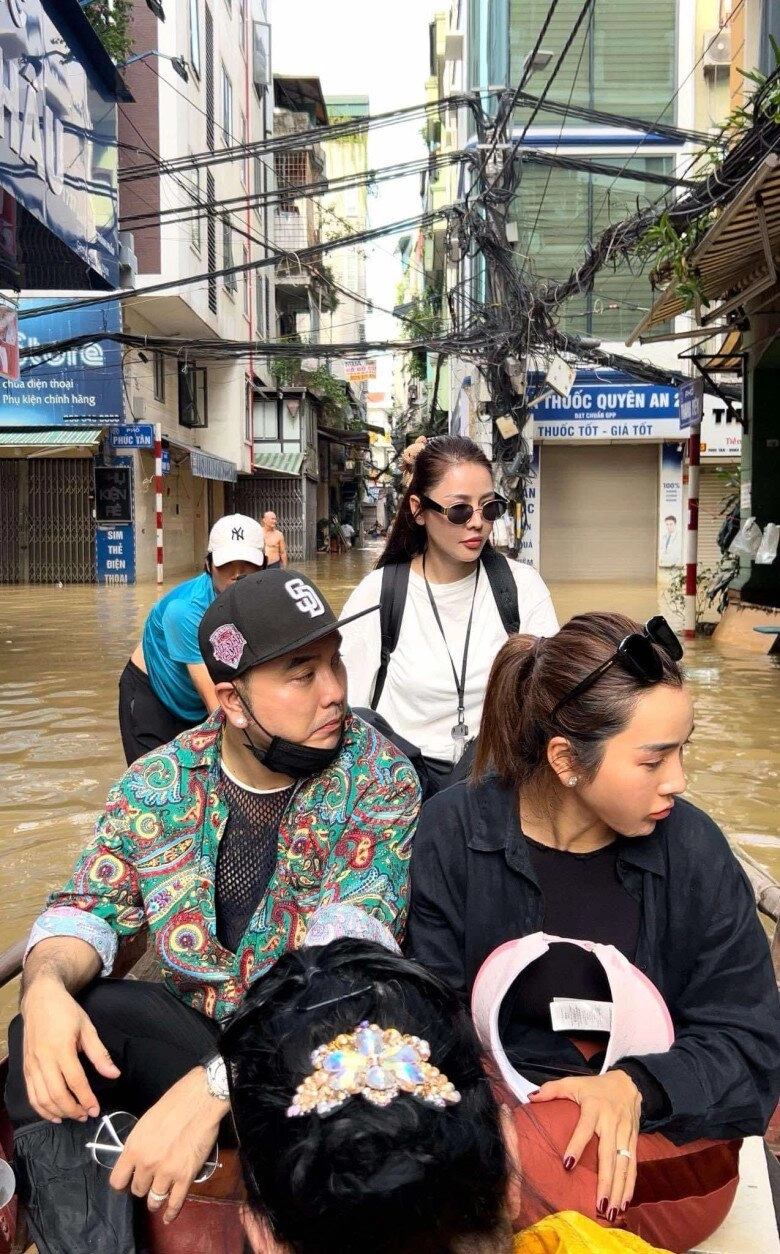 Sao việt 24h quế vân nhận cơn mưa ý kiến trái chiều khi cùng vợ chồng ưng hoàng phúc cứu trợ thủ đô hà nội - 1