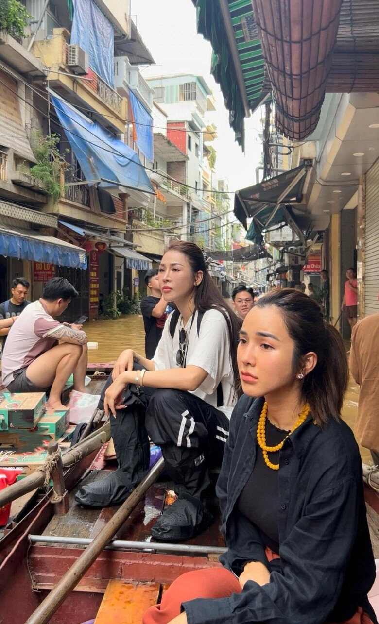 Sao việt 24h quế vân nhận cơn mưa ý kiến trái chiều khi cùng vợ chồng ưng hoàng phúc cứu trợ thủ đô hà nội - 2