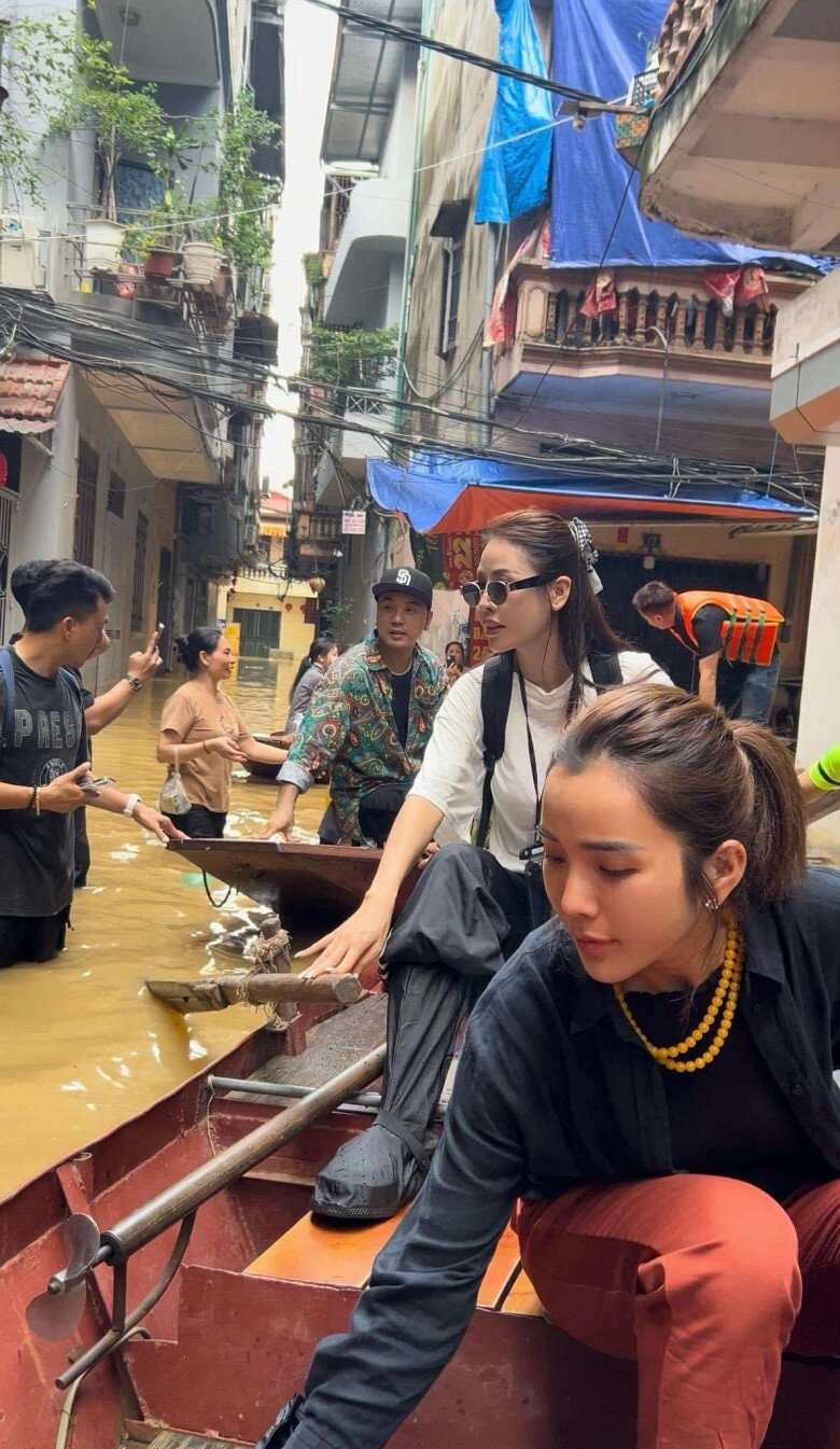 Sao việt 24h quế vân nhận cơn mưa ý kiến trái chiều khi cùng vợ chồng ưng hoàng phúc cứu trợ thủ đô hà nội - 3