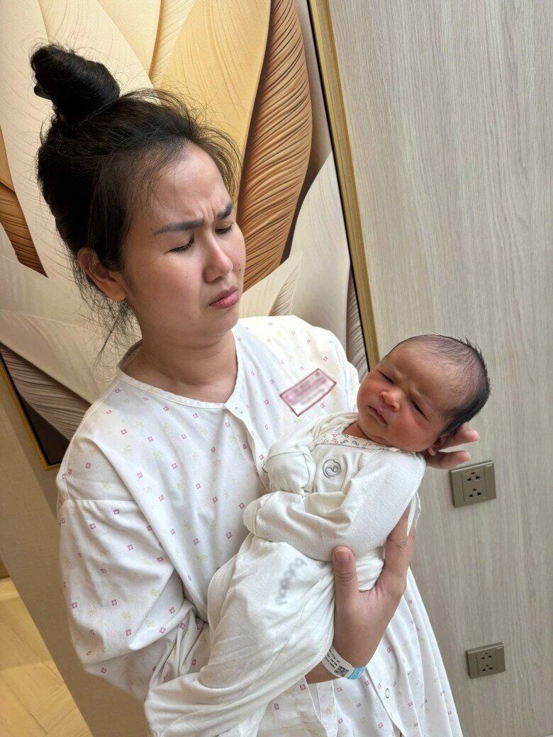 Sao việt 24h quý tử lai ấn nhà võ hạ trâm đón giáng sinh trong bệnh viện ốm mệt vẫn chịu khó cười tươi với mẹ - 5
