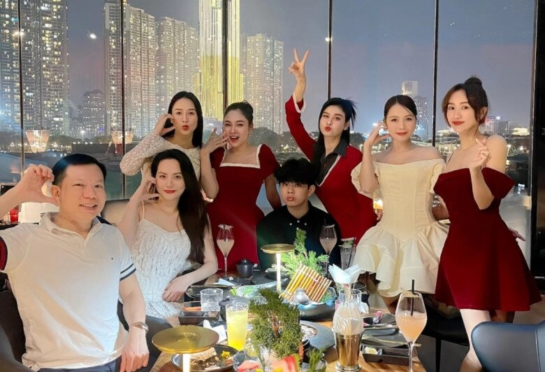 Sao việt 24h quý tử lai ấn nhà võ hạ trâm đón giáng sinh trong bệnh viện ốm mệt vẫn chịu khó cười tươi với mẹ - 14