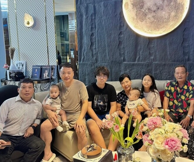 Sao việt 24h shark bình cùng bố mẹ con gái và cặp song sinh mừng sinh nhật con trai cả phương oanh vắng mặt - 1