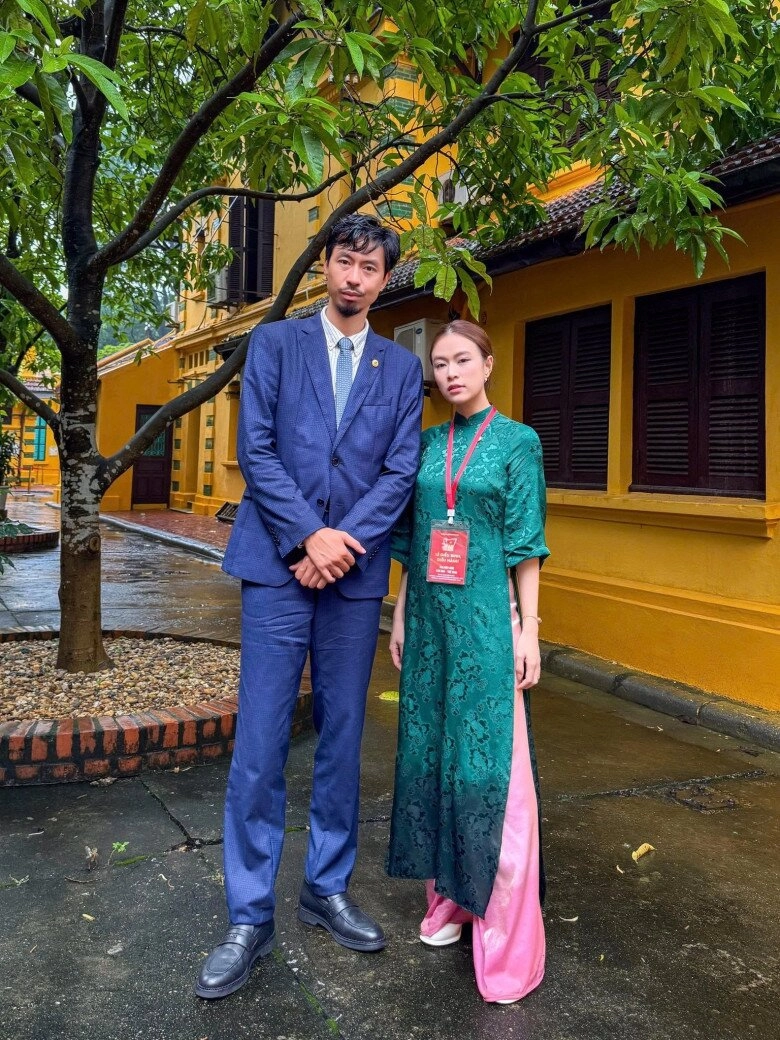 Sao việt 24h vân hugo vô tình để lộ hình ảnh hoàng thùy linh ôm sát rạt đen vâu khiến mạng xã hội dậy sóng - 4