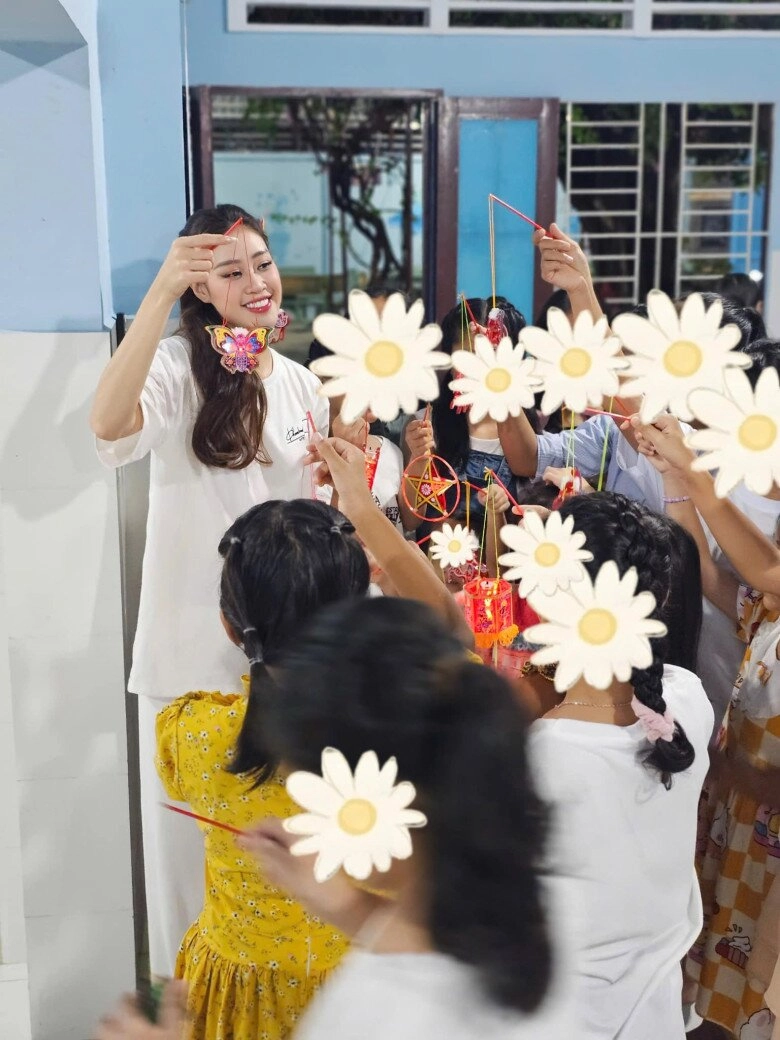 Sao việt 24h vợ chồng cường đô la quyên góp lần 2 cho đồng bào vùng bão lũ số tiền khủng gấp 20 lần đợt 1 - 12