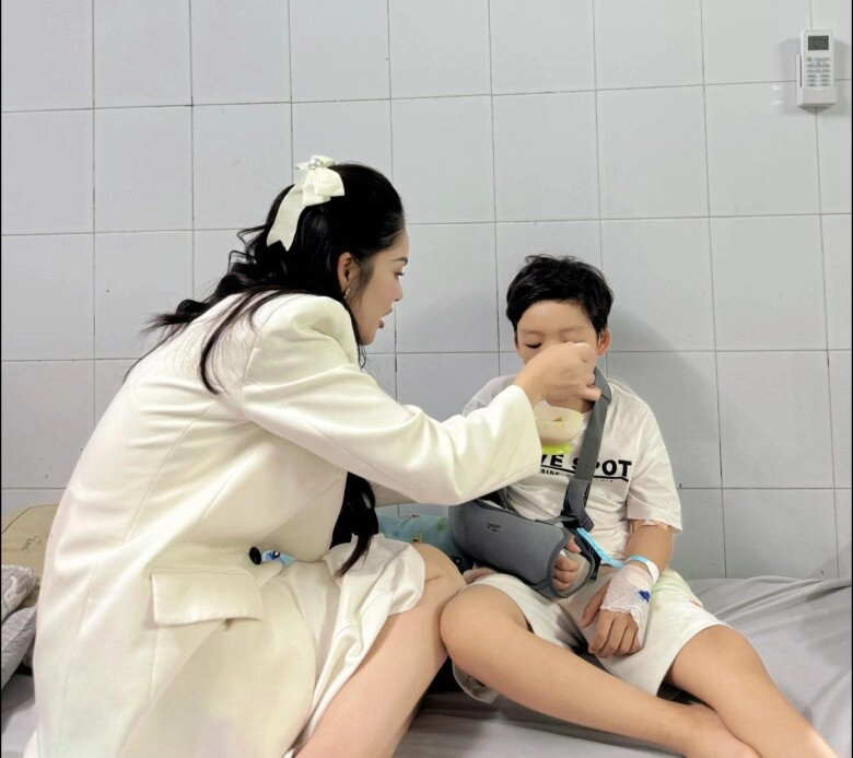 Sao việt 24h vợ chồng cường đô la quyên góp lần 2 cho đồng bào vùng bão lũ số tiền khủng gấp 20 lần đợt 1 - 13