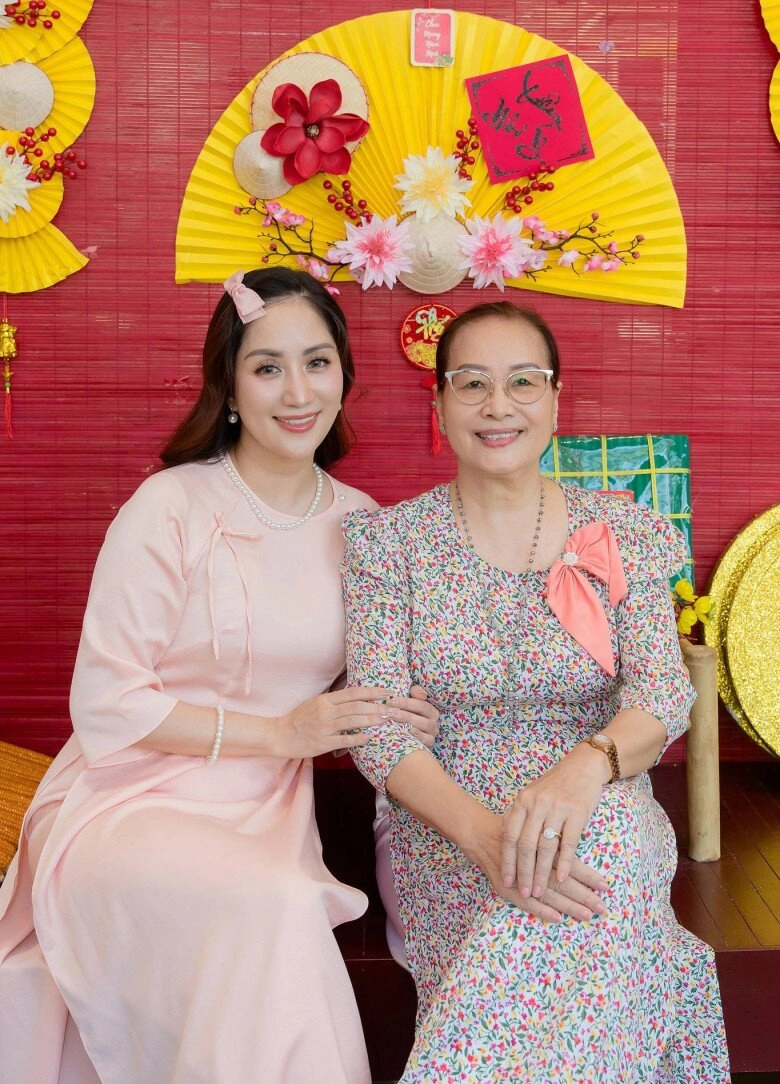 Sao việt 24h vợ chồng thiếu gia phan hiển khoe biệt thự trang trí tết hoành tráng khánh thi đọ sắc bên mẹ ruột hoa khôi - 6