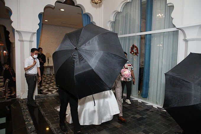 Sao việt che dù kín mít trong đám cưới phương nhi và đỗ mỹ linh làm dâu nhà giàu quý bình giấu vợ đại gia - 10