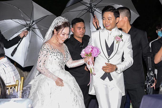 Sao việt che dù kín mít trong đám cưới phương nhi và đỗ mỹ linh làm dâu nhà giàu quý bình giấu vợ đại gia - 11