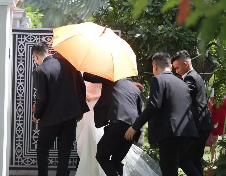 Sao việt che dù kín mít trong đám cưới phương nhi và đỗ mỹ linh làm dâu nhà giàu quý bình giấu vợ đại gia - 18