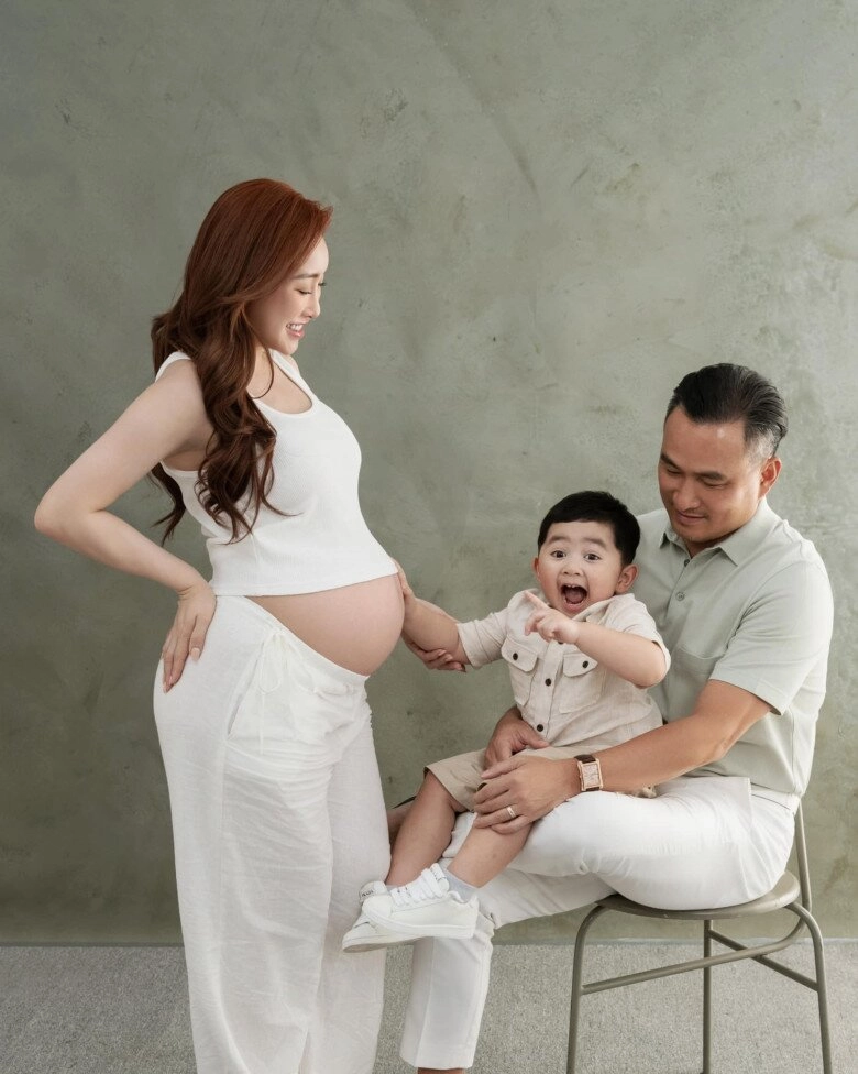 Sao việt chụp ảnh bầu cùng con vân trang vật lộn với 3 con gái quý tử nhà chi bảo diễn sâu chuẩn con nhà nòi - 10