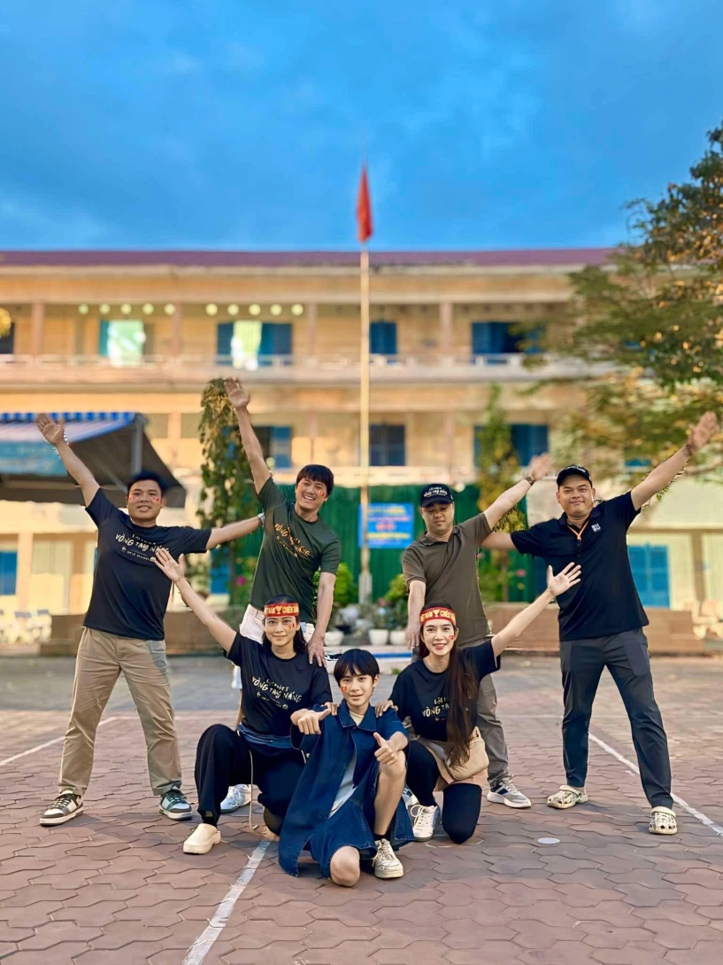 Sao việt cổ vũ đội tuyển việt nam đỗ mỹ linh cùng nhà chồng sang thái hồng đăng ở sân nước bạn hô vô địch - 14