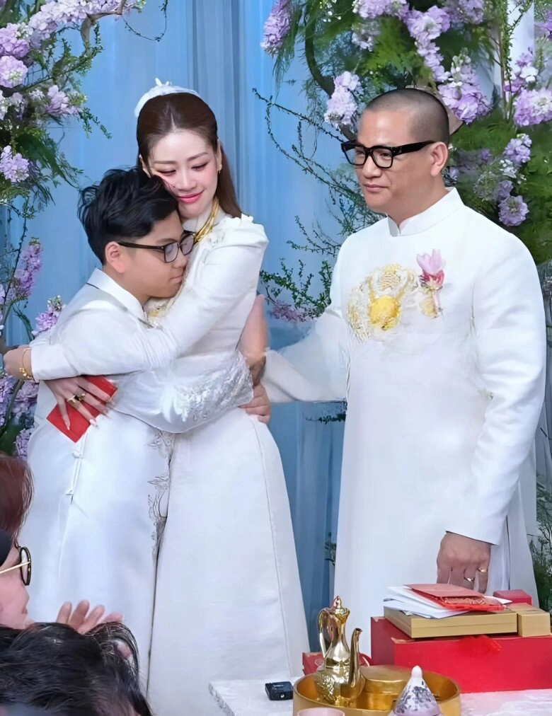 Sao việt cưới quản lý khánh vân vướng ồn ào vì nhảy sexy trong hôn lễ ưng hoàng phúc nuôi con riêng của vợ - 6