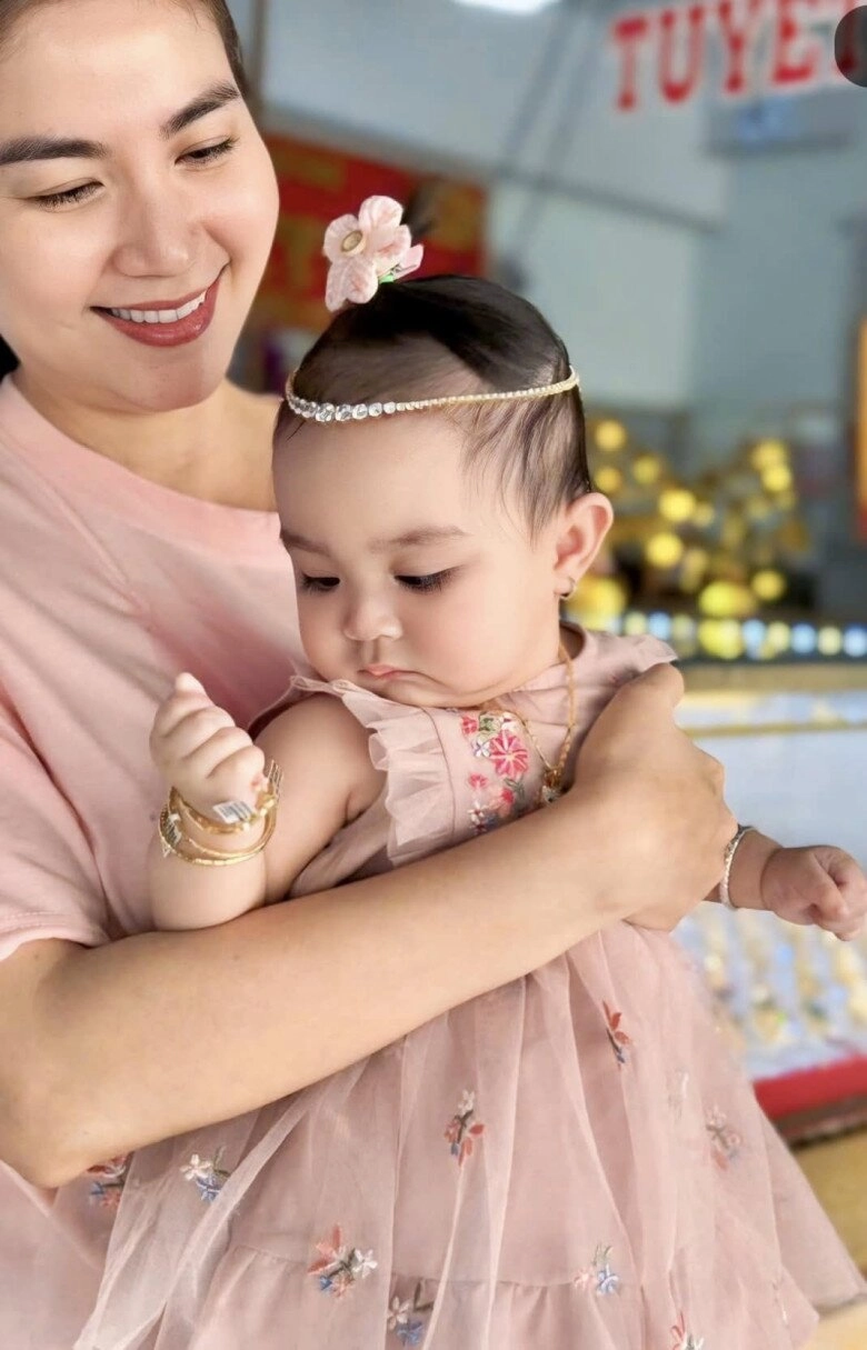 Sao việt mua vàng ngày thần tài đỗ mỹ linh làm dâu hào môn vẫn xin vía con gái kha ly đeo vàng đỏ người - 5