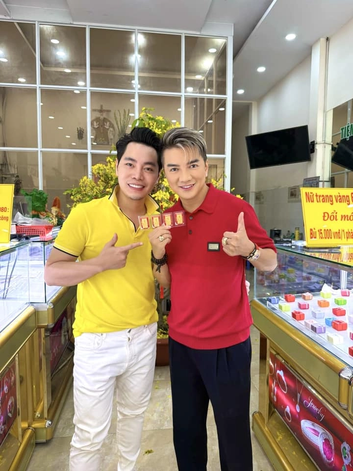 Sao việt mua vàng ngày thần tài đỗ mỹ linh làm dâu hào môn vẫn xin vía con gái kha ly đeo vàng đỏ người - 14
