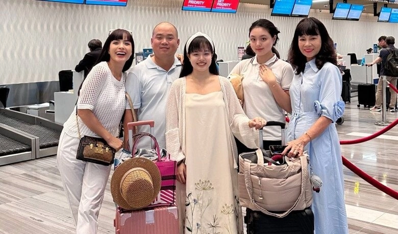Sao việt ra sân bay tiễn con đi du học con trai btv quang minh có quốc tịch canada thúy hạnh theo ái nữ sang ý - 9