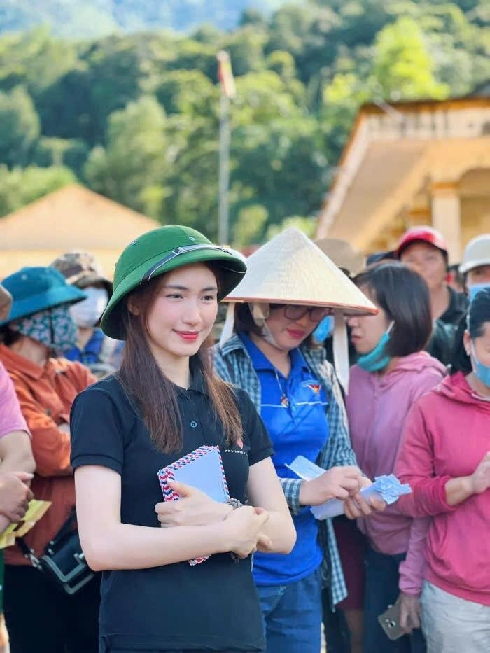 Sao việt thưởng tết cho nhân viên việt hương tặng xe 700 triệu đồng nhật kim anh lì xì vàng miếng - 18