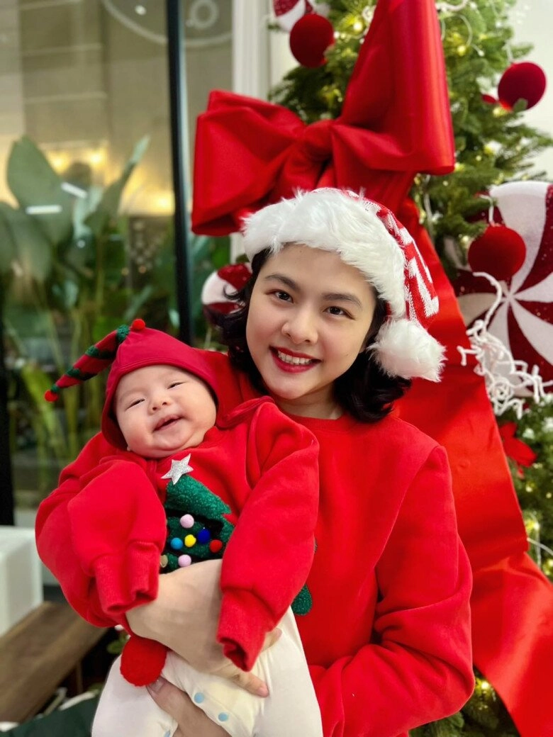 Sao việt trang trí noel vân trang phủ đỏ biệt thự 1200m2 cơ ngơi của cường đô la lung linh như trung tâm thương mại - 3
