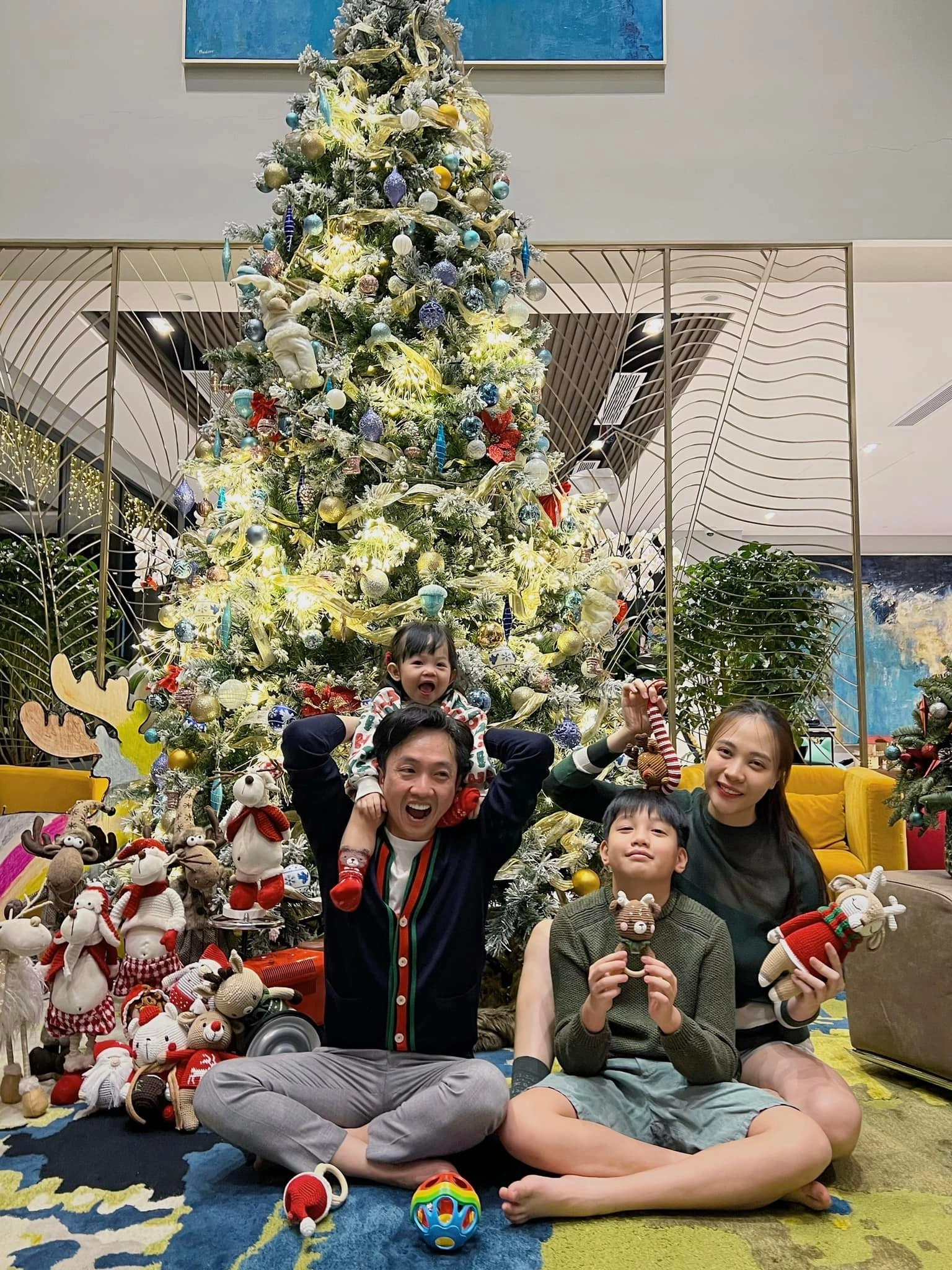 Sao việt trang trí noel vân trang phủ đỏ biệt thự 1200m2 cơ ngơi của cường đô la lung linh như trung tâm thương mại - 8