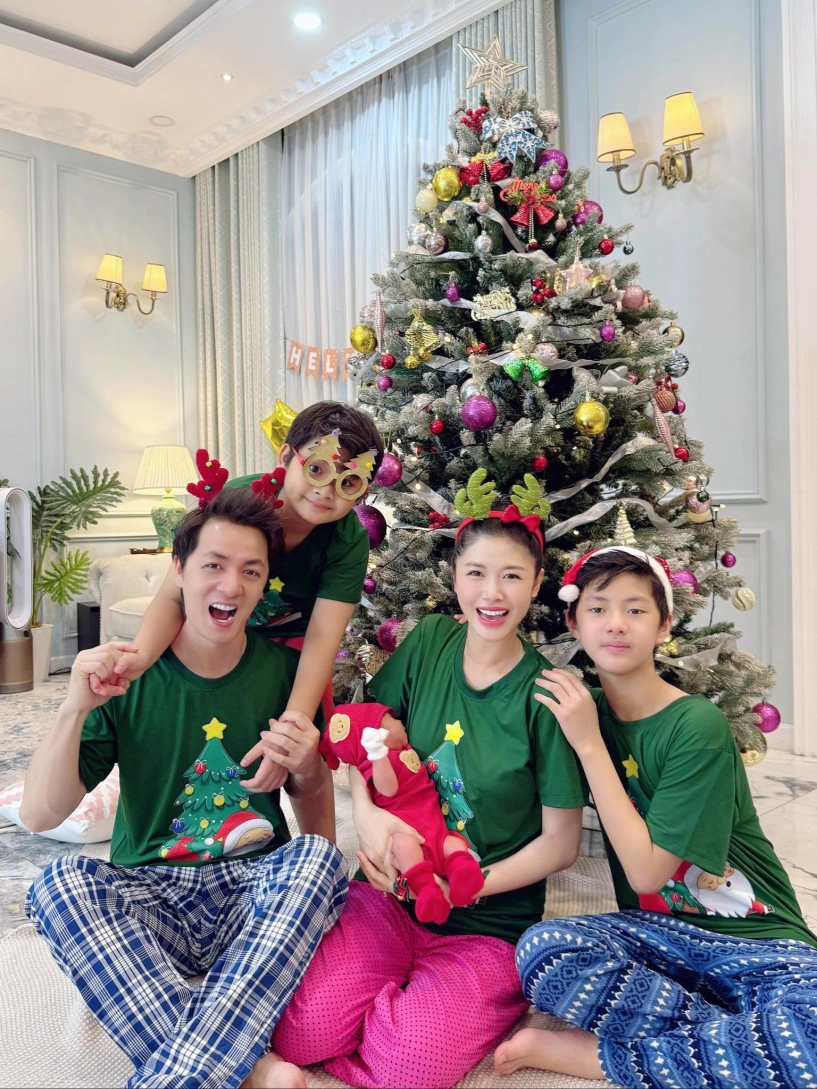 Sao việt trang trí noel vân trang phủ đỏ biệt thự 1200m2 cơ ngơi của cường đô la lung linh như trung tâm thương mại - 18