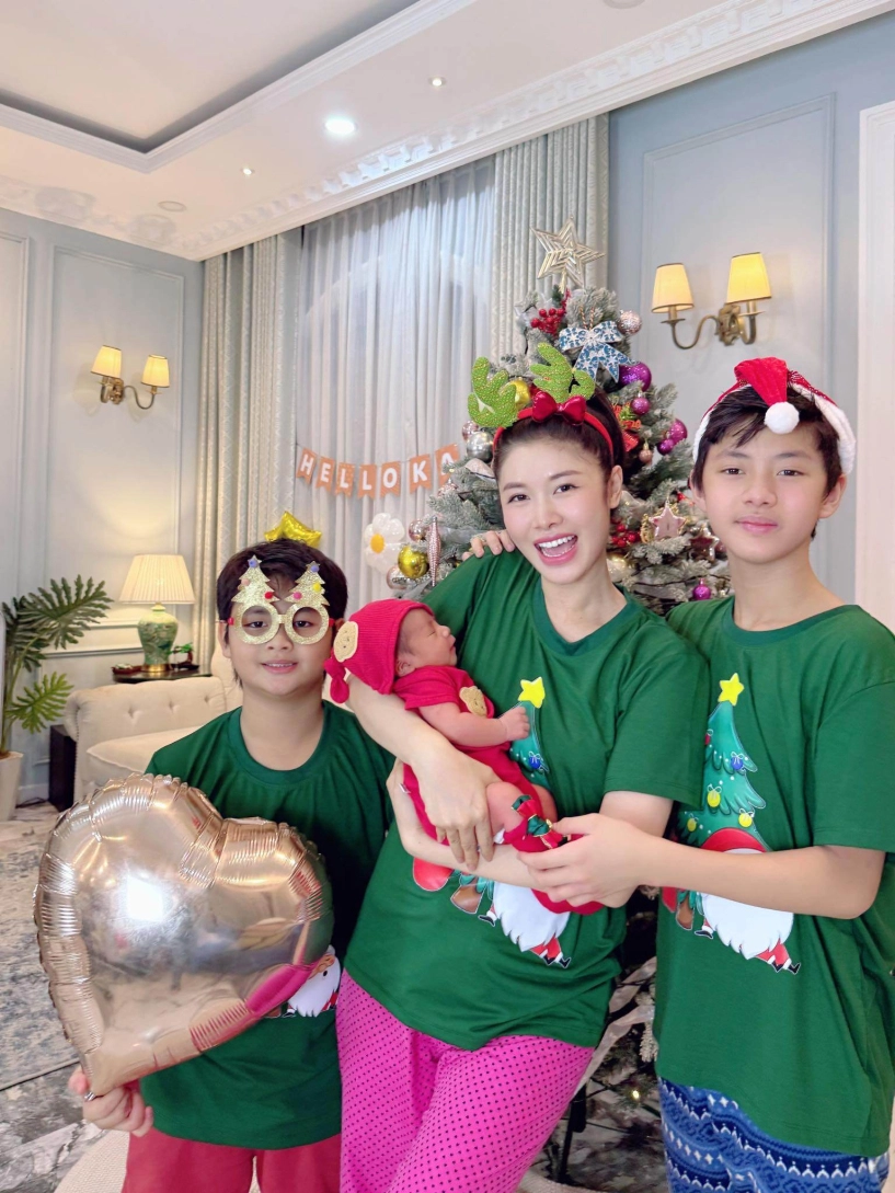 Sao việt trang trí noel vân trang phủ đỏ biệt thự 1200m2 cơ ngơi của cường đô la lung linh như trung tâm thương mại - 21