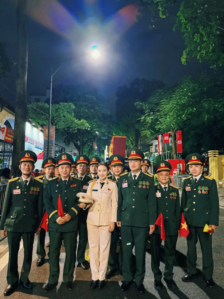 Sao việt trong ngày tổng duyệt a80 shark bình đu concert quốc gia cùng phương oanh hòa minzy tháo giày 20cm để diễu hành - 7