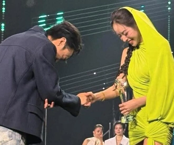 Sao việt xôn xao khoảnh khắc soobin - thanh thủy thì thầm hh tiểu vy nói cô em cười tít mắt tuấn hưng nhìn không rời - 1