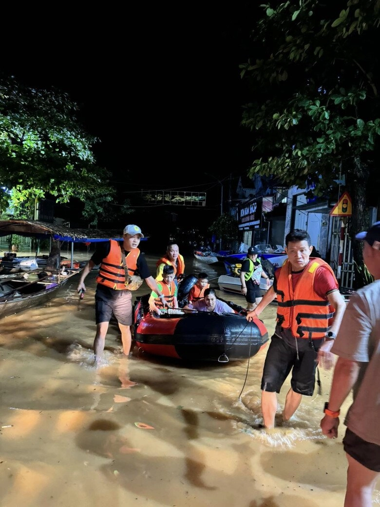 Sao việt xông pha vào vùng lũ vợ chồng hồng đăng lội nước đến gối quế vân bàng hoàng khi thấy nơi nước lên tới đầu - 1