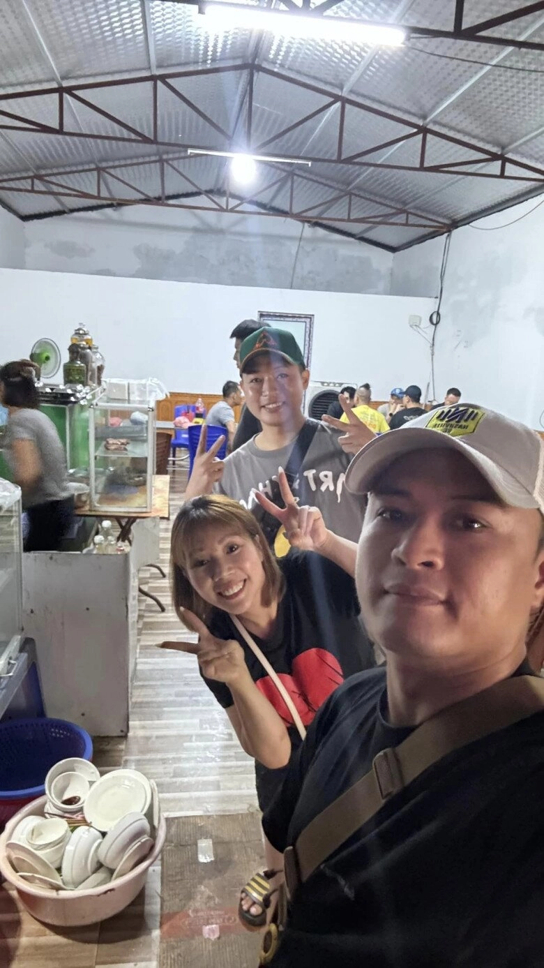 Sao việt xông pha vào vùng lũ vợ chồng hồng đăng lội nước đến gối quế vân bàng hoàng khi thấy nơi nước lên tới đầu - 4