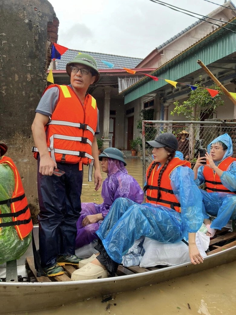 Sao việt xông pha vào vùng lũ vợ chồng hồng đăng lội nước đến gối quế vân bàng hoàng khi thấy nơi nước lên tới đầu - 5