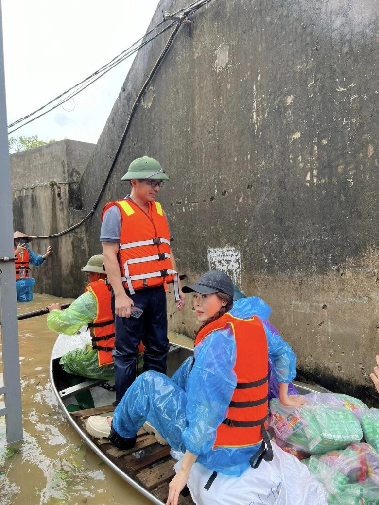 Sao việt xông pha vào vùng lũ vợ chồng hồng đăng lội nước đến gối quế vân bàng hoàng khi thấy nơi nước lên tới đầu - 6