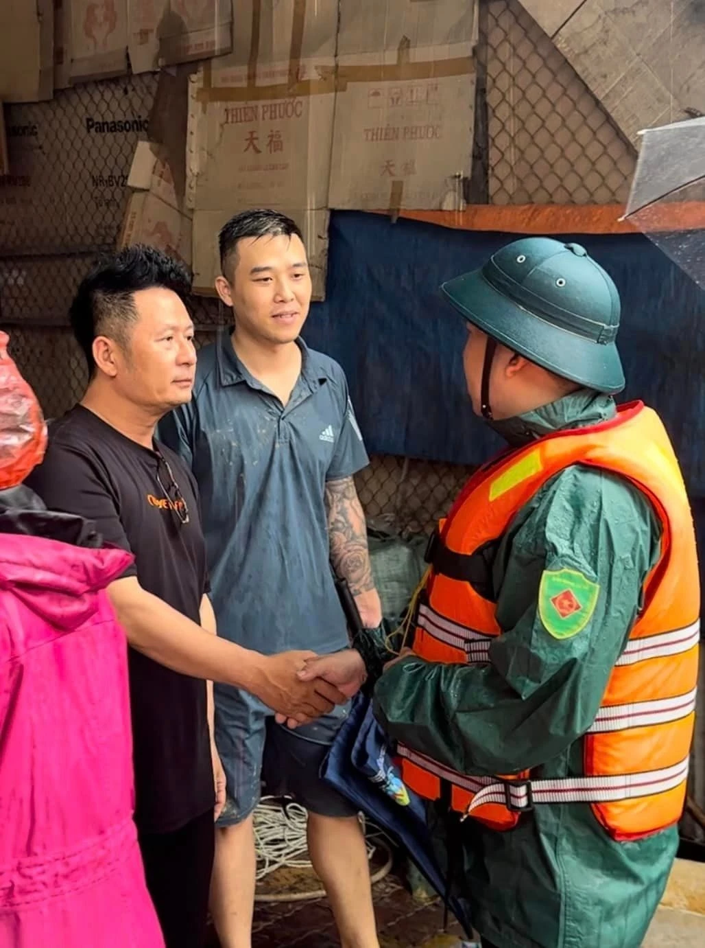 Sao việt xông pha vào vùng lũ vợ chồng hồng đăng lội nước đến gối quế vân bàng hoàng khi thấy nơi nước lên tới đầu - 7