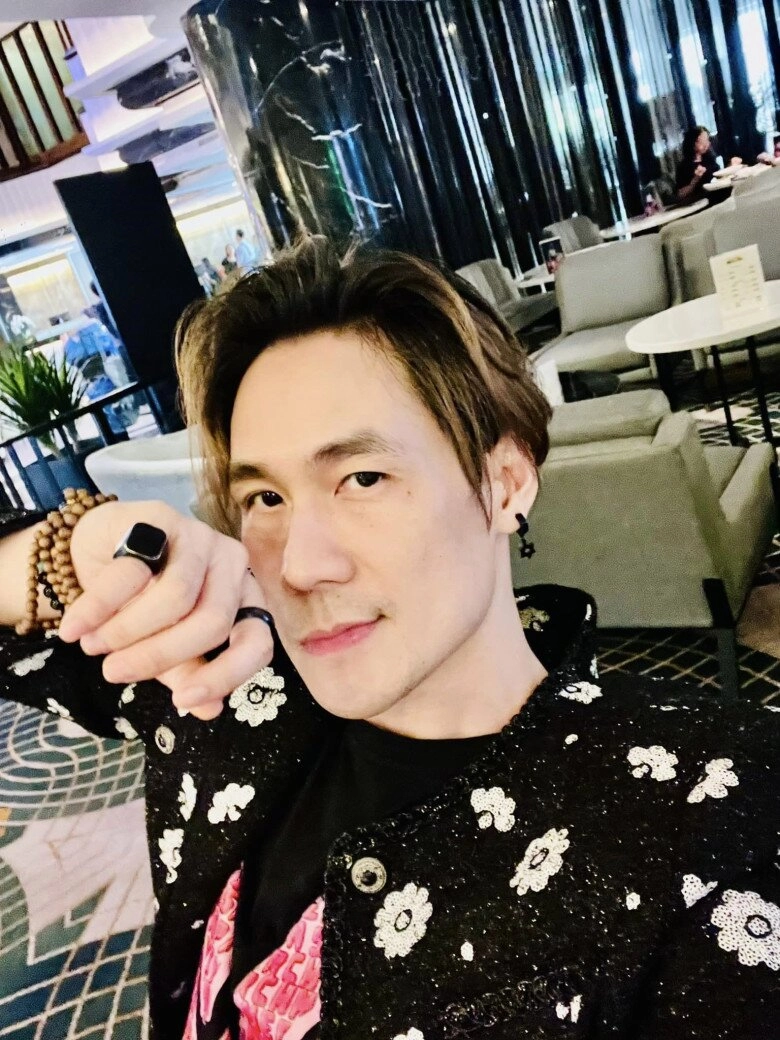 Sau biến cố vợ bị tạm giữ nam ca sĩ có nhà 200 tỷ khoe vẻ nữ tính eo xinh dáng chuẩn ở tuổi 43 - 7