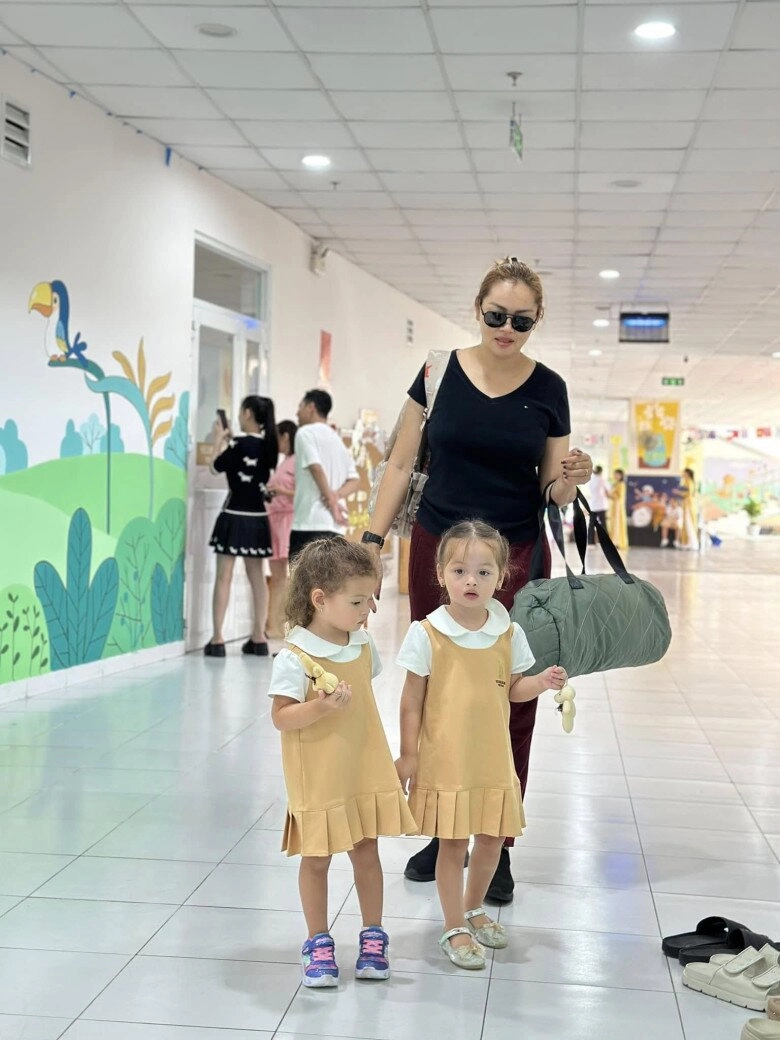Sau khi kết hôn ở mỹ diễm châu về việt nam tất bật chăm 5 con trang trí nhà đón giáng sinh cực lộng lẫy - 5