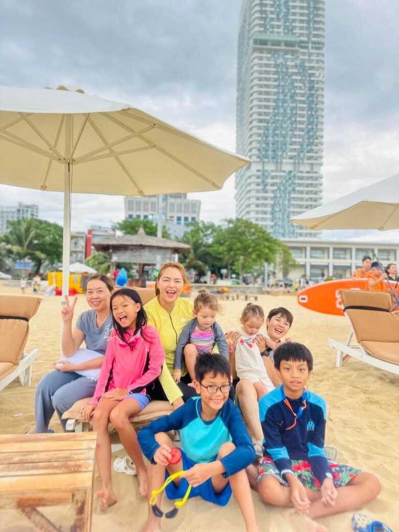 Sau khi kết hôn ở mỹ diễm châu về việt nam tất bật chăm 5 con trang trí nhà đón giáng sinh cực lộng lẫy - 8