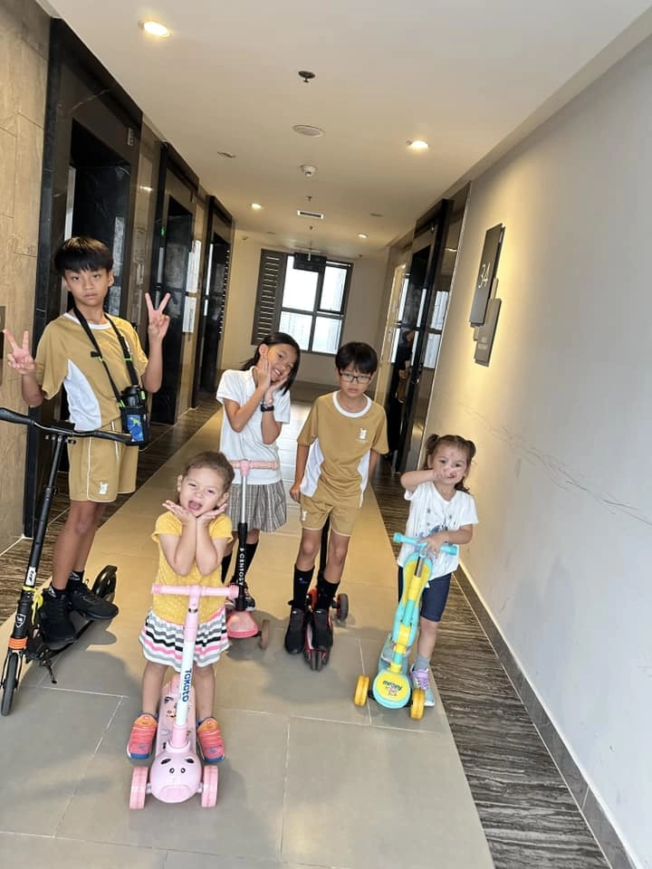 Sau khi kết hôn ở mỹ diễm châu về việt nam tất bật chăm 5 con trang trí nhà đón giáng sinh cực lộng lẫy - 12