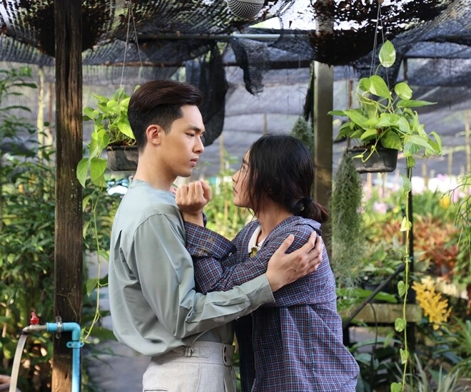 Sau khi sinh con gái mẹ chồng lén đưa tôi cuốn sổ ngân hàng nhìn số dư tôi sợ đến mức đánh rơi cốc - 1