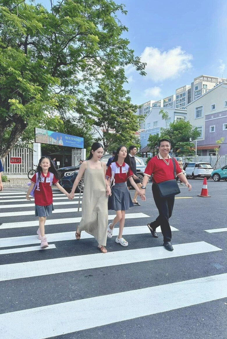 Sau nỗi đau mất quý tử đoàn di băng lộ diện đưa 3 con gái đi học sức yếu nhưng cố thực hiện lời hứa - 1