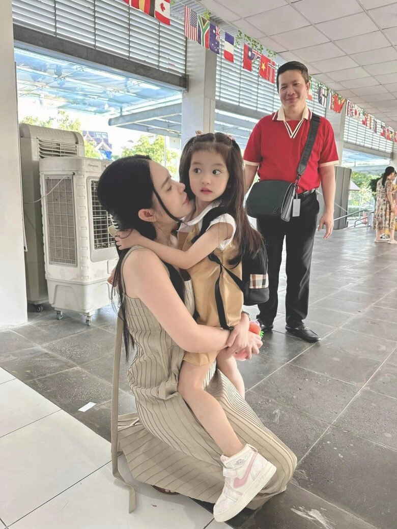 Sau nỗi đau mất quý tử đoàn di băng lộ diện đưa 3 con gái đi học sức yếu nhưng cố thực hiện lời hứa - 3