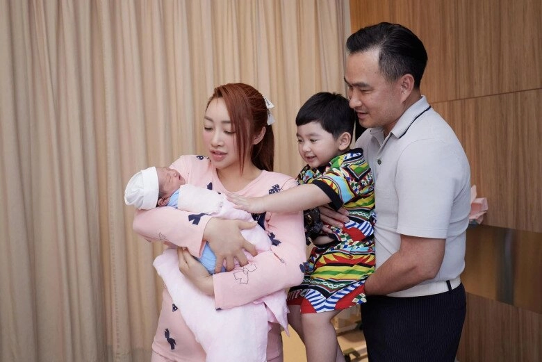 Shark bình - chi bảo đón con về nhà ở tuổi trung niên người khiến vợ khóc nấc người bảo vệ bà xã từng bước - 6