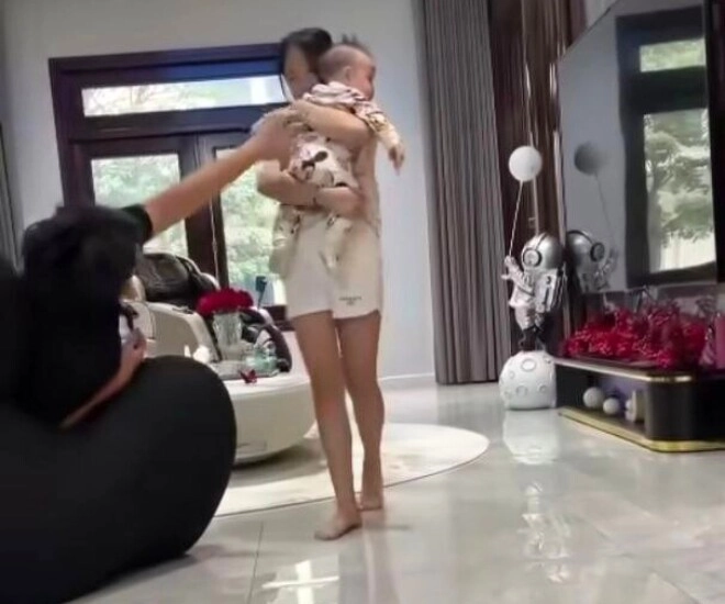 2 con riêng shark bình tranh nhau bế em gái jenny cá mập bố giải thích thái độ phân biệt đối với em trai jimmy - 2