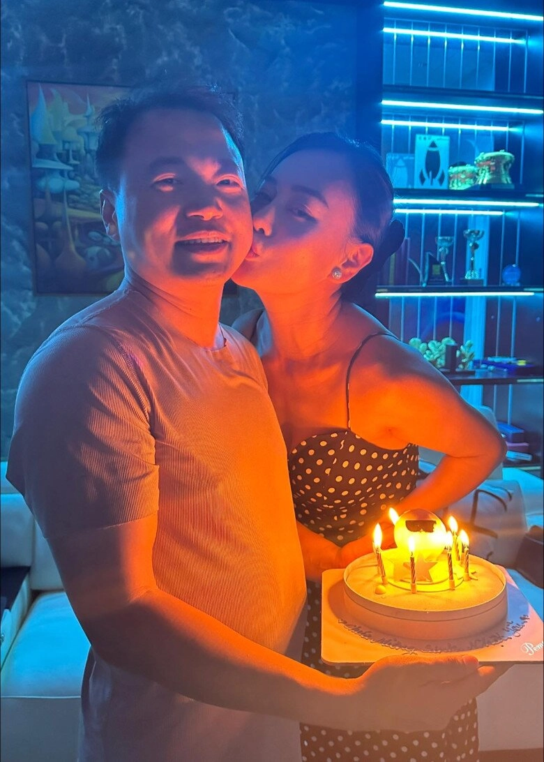 Shark bình khoe ảnh đón sinh nhật bên phương oanh vợ trẻ nóng bỏng kém 8 tuổi chăm đánh dấu chủ quyền - 1