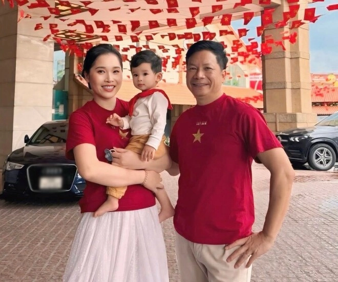 Shark hưng khoe quý tử hệt như bản sao từ bố vợ á hậu thân thiết bên con trai riêng của chồng - 1