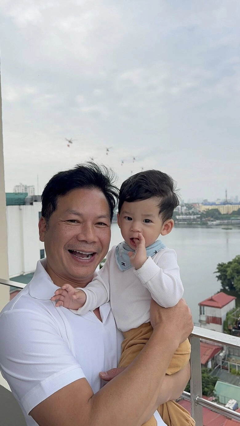 Shark hưng khoe quý tử hệt như bản sao từ bố vợ á hậu thân thiết bên con trai riêng của chồng - 2