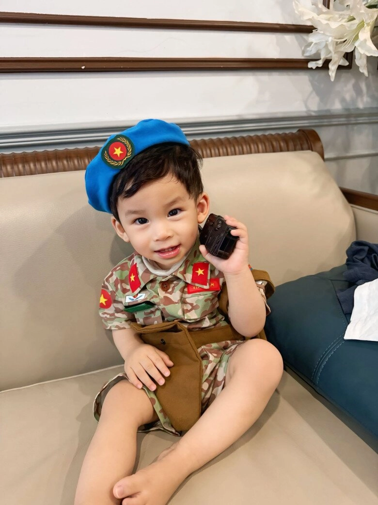 Shark hưng khoe quý tử hệt như bản sao từ bố vợ á hậu thân thiết bên con trai riêng của chồng - 3