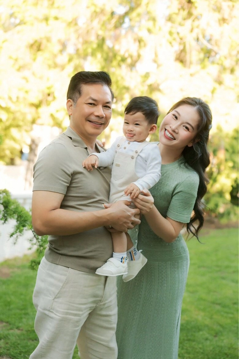 Shark hưng khoe quý tử hệt như bản sao từ bố vợ á hậu thân thiết bên con trai riêng của chồng - 10