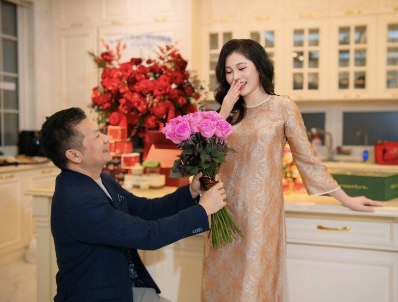 Shark hưng mùi mẫn ôm eo á hậu xinh đẹp kém 16 tuổi bị tố là ông chồng hay soi cằn nhằn vợ - 3