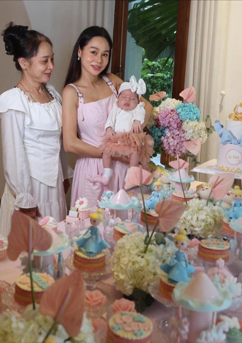 Sinh con lai với chồng tây cô giáo của hồ ngọc hà làm 2 mâm cúng đầy tháng cho con đẹp hút mắt - 1