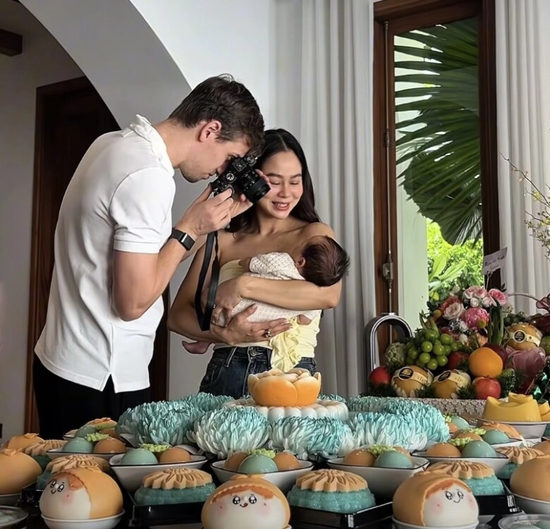 Sinh con lai với chồng tây cô giáo của hồ ngọc hà làm 2 mâm cúng đầy tháng cho con đẹp hút mắt - 2