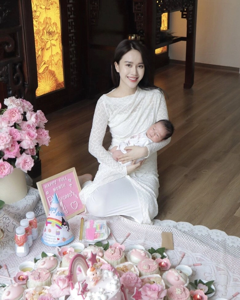 Sinh con thứ 2 với chồng tiến sĩ nữ mc nổi tiếng vtv làm mâm cúng đầy tháng cho con ở nhà 9 tầng đẹp mê - 1